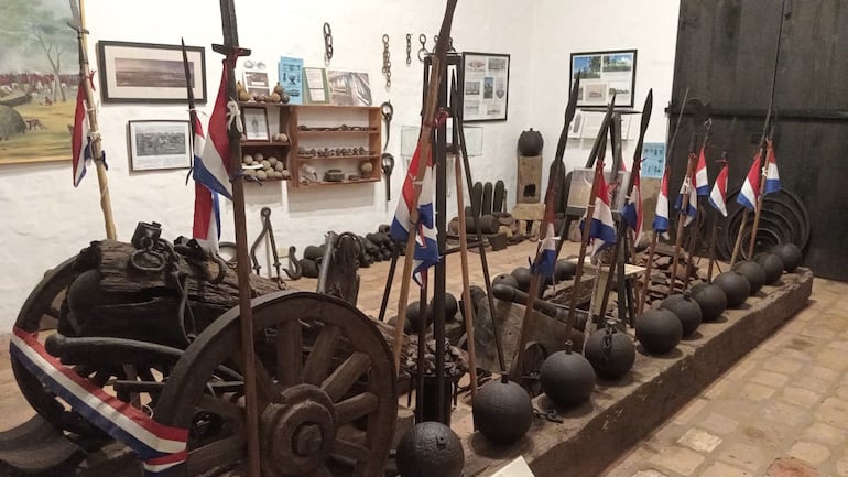 Las piezas que se exiben dentro del museo histórico de Paso de Patria.