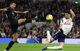Dominic Solanke anota con un remate de escorpión para el empate 2-2 del Tottenham frente al Manchester City. (Foto gentileza de Getty Images)
