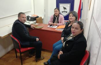 (Derecha-izquierda) El docente, Mario Rubén Rivas, la supervisora, Vilma Curtido, la directora, Matilde Fernández y una técnica del la supervisión.