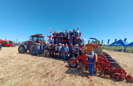 Hoy se realizó la apertura de siembra de soja, correspondiente a la campaña 2023/2024, en el distrito de Domingo Martínez de Irala.