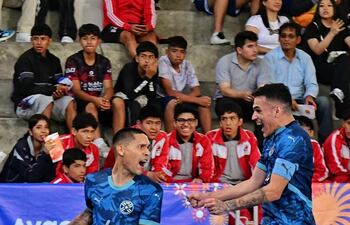 Marcos Solís, autor del gol paraguayo en el debut y triunfo contra la selección de Perú, grita su conquista mientras se acerca para el festejo su compañero Emerson Méndez. El próximo rival es Venezuela, este lunes.