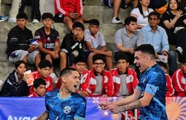 Marcos Solís, autor del gol paraguayo en el debut y triunfo contra la selección de Perú, grita su conquista mientras se acerca para el festejo su compañero Emerson Méndez. El próximo rival es Venezuela, este lunes.