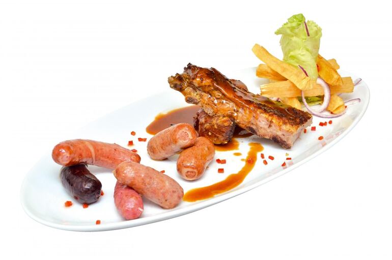 Embutidos y costillitas de cerdo en salsa barbacoa.