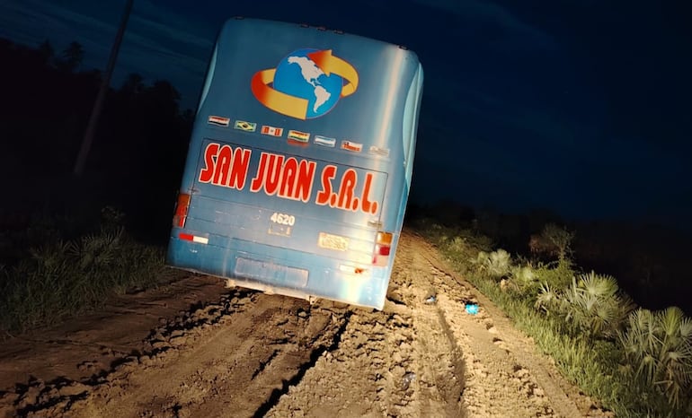 El colectivo era estirado por un tractor para finalmente llegar a destino tras más de 55 horas de odiseas.