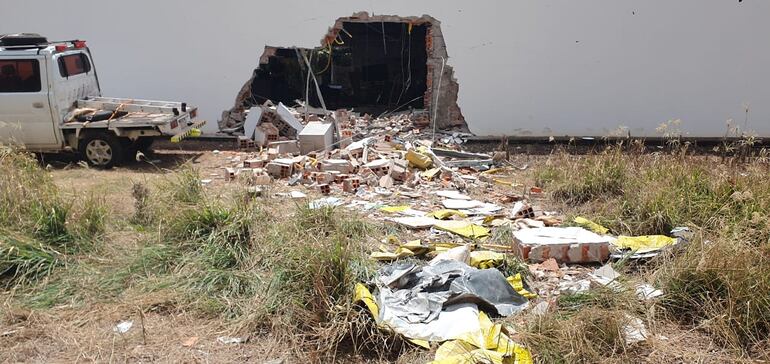 Destrozos por el atraco a la sucursal del banco Itaú en Katuete, Canindeyú.