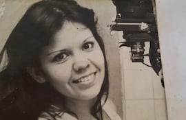 Berta Medina sonriente durante su presentación, con fondo literario y ambiente acogedor.