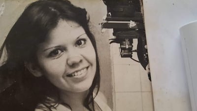 Berta Medina sonriente durante su presentación, con fondo literario y ambiente acogedor.