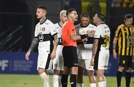 El argentino Darío Benedetto, futbolista de Olimpia, es expulsado por el árbitro José Méndez en un partido frente a Guaraní por la duodécima fecha del torneo Apertura 2025 del fútbol paraguayo en el estadio Defensores del Chaco, en asunción, Paraguay.