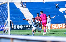 El atacante de Sportivo 2 de Mayo, Diego Acosta celebra el primero de sus dos anotaciones frente al Sportivo Minga Guazú. APF