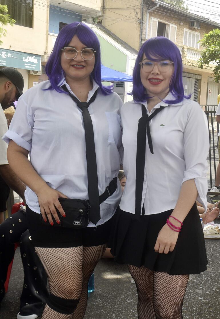 Lorena y una amiga llegaron desde Hernandarias con el look de "Las de la Intuición".
