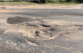 En medio de la ruta, frente a la escuela Silvio Pettirossi, se encuentra este "señor bache".