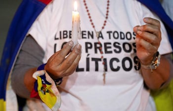 Una mujer sostiene una vela durante una vigilia por los "presos políticos" en la Universidad Central de Venezuela (UCV).