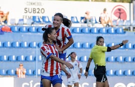 Claudia Martínez es congratulada por la compañera Diana Benítez, tras marcar el primero de los dos goles que registró ante Chile.