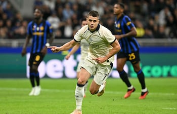 El delantero alemán del Club Brujas, Nicolò Tresoldi, celebra tras marcar un penal durante el partido de fútbol de la segunda jornada de la primera ronda de la Liga de Campeones de la UEFA entre el Inter de Milán y el Club Brujas en el estadio San Siro de Milán.
