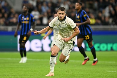 El delantero alemán del Club Brujas, Nicolò Tresoldi, celebra tras marcar un penal durante el partido de fútbol de la segunda jornada de la primera ronda de la Liga de Campeones de la UEFA entre el Inter de Milán y el Club Brujas en el estadio San Siro de Milán.