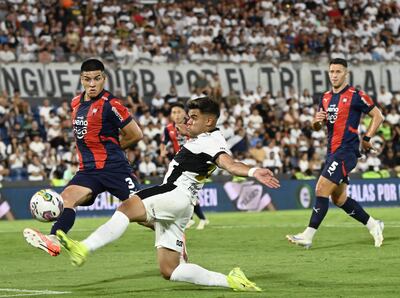 Matías Damián Pérez (26 años, alias Daddy Yankee), intenta bloquear el envío de Rodney Iván Redes (25), durante el primer clásico del año, ganado por los franjeados 3-0, en Sajonia.