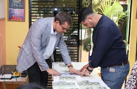 El fiscal Itálico Rienzi (de saco gris) y agentes de la Policía verifican documentos del caso de la falsa herencia del comendador brasileño Domingos Faustino Correia, luego de una entrega vigilada en Mariano Roque Alonso.