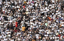 Los hinchas de Olimpia en el estadio Defensores del Chaco en la previa del último superclásico del 2024.