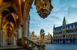 La Grand Place (Gran Plaza) a través de estatuas y detalles arquitectónicos del Ayuntamiento de Bruselas, Bélgica. Las estructuras construidas se remontan a entre los siglos XV y XVII.