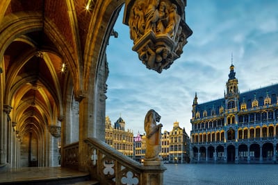 La Grand Place (Gran Plaza) a través de estatuas y detalles arquitectónicos del Ayuntamiento de Bruselas, Bélgica. Las estructuras construidas se remontan a entre los siglos XV y XVII.