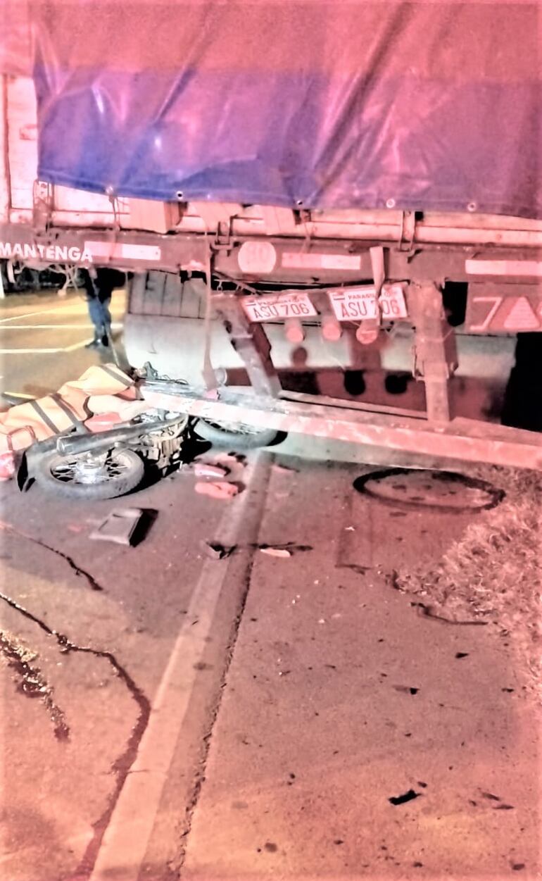 El motociclista falleció de manera instantánea.