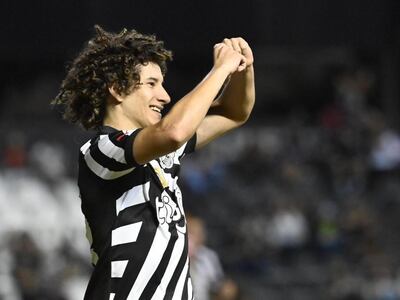 Iván Franco, jugador de Libertad, celebra un gol en el partido frente a Cerro Porteño por la fecha 21 del torneo Apertura 2024 del fútbol paraguayo en el estadio La Huerta, en Asunción, Paraguay.