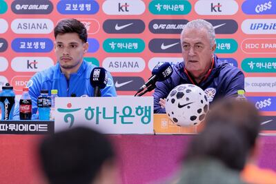 El argentino Gustavo Alfaro (d), entrenador de la Selección de Paraguay, en la conferencia de prensa previa al partido frente a Corea del Sur en la gira asiática de la Fecha FIFA de octubre.