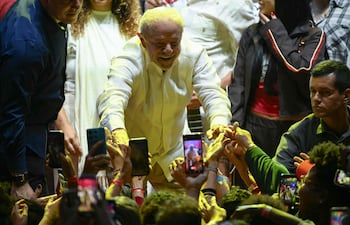 El presidente de Brasil y candidato presidencial, Luiz Inácio Lula da Silva, saluda a sus seguidores durante un acto de campaña con artistas e intelectuales en el centro cultural Fundição Progresso, en el barrio de Lapa, en el centro de Río de Janeiro (Brasil), el 23 de septiembre de 2026.