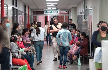 Pasillo del Hospital San Pablo, colmado de pacientes.