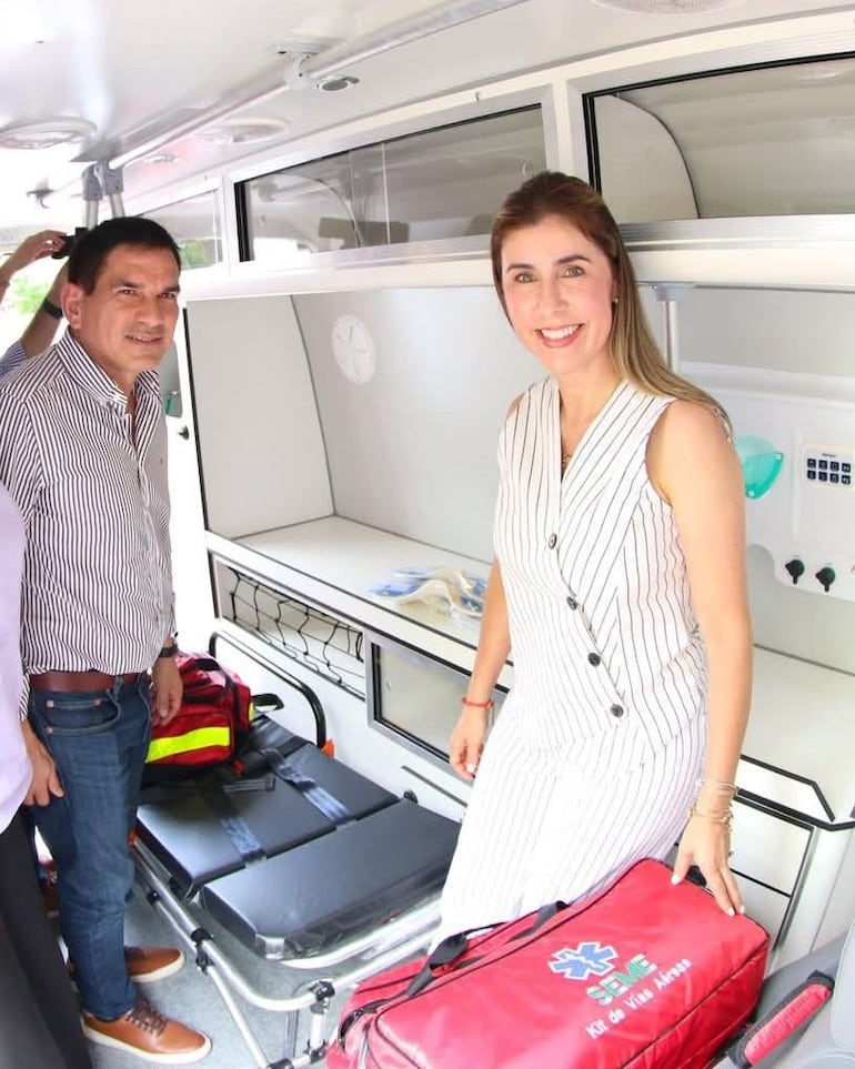 El ministro de Urbanismo Juan Carlos Baruja se aleja de la gobernadora Norma Zárate de Monges (ANR-HC)-