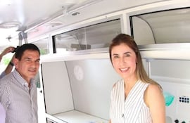 El ministro de Urbanismo y senador cartista con permiso, Juan Carlos Baruja, se aleja de la gobernadora Norma Zárate de Monges (ANR-HC).