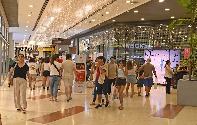 Movimiento comercial en los shopping.