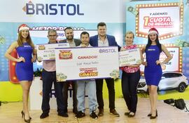 Marcelo Jara y Diego Chamorro junto a los felices ganadores.