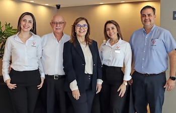 Equipo profesional de CEDIVEP, empresa que desde hace más de tres décadas acompaña al médico veterinario paraguayo.