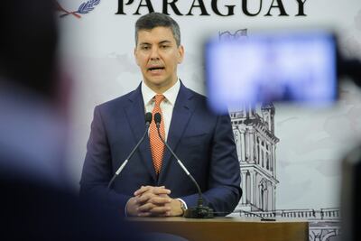 AME2250. ASUNCIÓN (PARAGUAY), 25/09/2023.-  El presidente de Paraguay, Santiago Peña, habla durante un rueda de prensa donde ratificó que no impulsará las negociaciones de un acuerdo comercial con la Unión Europea (UE) después del 6 de diciembre, cuando su país asuma de manos de Brasil la Presidencia pro tempore del Mercosur, hoy en Asunción (Paraguay). "Yo he dicho y le he transmitido esto al presidente (de Brasil, Luiz Inácio) Lula (da Silva) que cierre la negociación, porque si él no cierra, yo no voy a continuar en el próximo semestre", afirmó Peña en una conferencia de prensa desde la residencia presidencial paraguaya. EFE/ Rubén Peña
