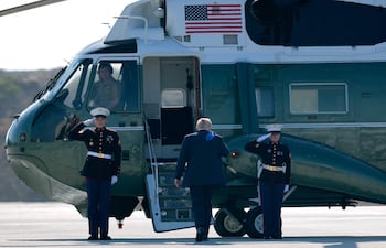 El presidente de los Estados Unidos, Donald Trump, se acerca al helicóptero presidencial Marine One.