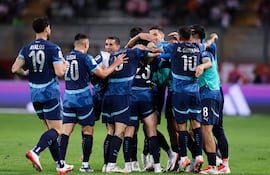 Los jugadores de la selección de Paraguay festejan un gol en el partido frente a Perú por la fecha 18 de las Eliminatorias Sudamericanas 2026 en el estadio Nacional, en Lima, Perú.