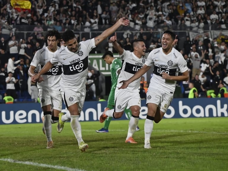 Los jugadores de Olimpia celebran un gol en el partido frente a Audax Italiano por la fecha 6 del Grupo G de la Copa Sudamericana 2026 en el estadio Defensores del Chaco, en Asunción, Paraguay.