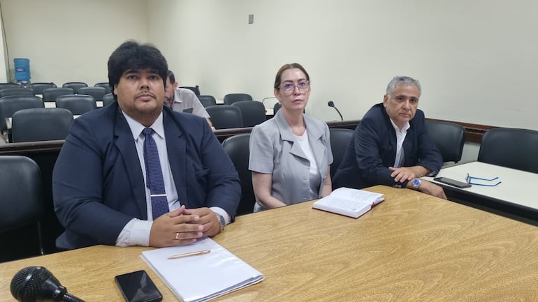 La ahora condenada Dra. Ana Stael Alfonso Vera, acompañada por sus abogados Andrés Escobar (i) y Pablo Giménez (d).