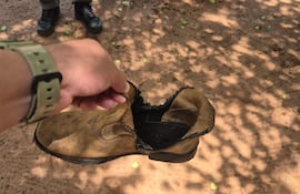 El zapato quemado del niño de 15 años que murió a raíz de la explosión durante el ordeño de combustible, en Yasy Cañy.