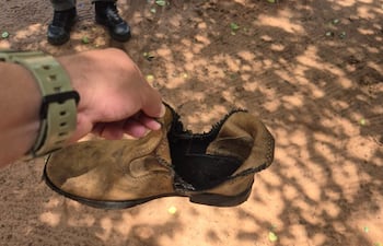 El zapato quemado del niño de 15 años que murió a raíz de la explosión durante el ordeño de combustible, en Yasy Cañy.