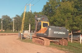 Una retroexcavadora es la primera máquina en ser traída a la zona de los trabajos, para el transcurso del día se espera el arribo de otras.