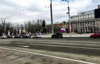 El movimiento "Donetsk Republic", en la región separatista prorrusa del Donbás, en Ucrania, realizan una caravana por la localidad exhibiendo banderas de Rusia.