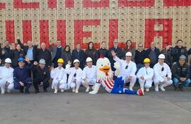 El piloto Joshua Duerksen y autoridades nacionales visitaron la planta Corpasa de San Antonio.