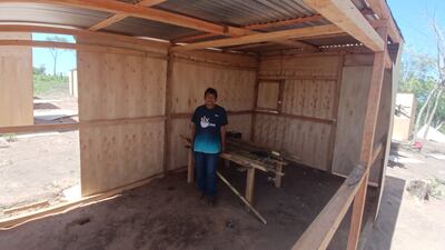 El líder de la comunidad nativa 8 de Diciembre, Isacio Mendoza, mostrando sus cama improvisaba en una casita de terciada construida por la SEN.