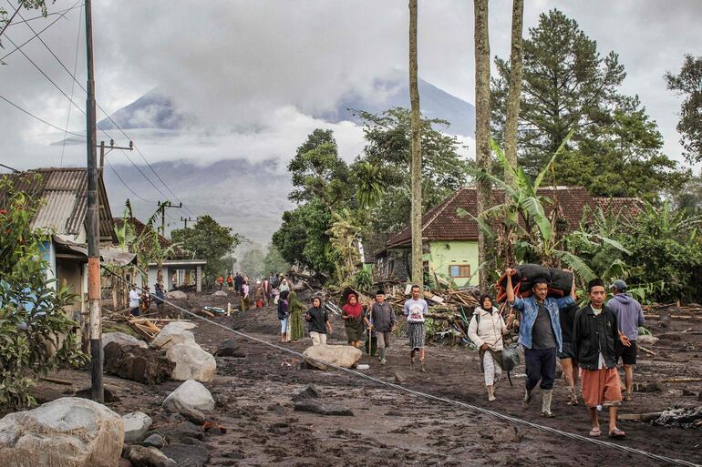 Cientos de evacuados en Java por la erupción del volcán Semeru.