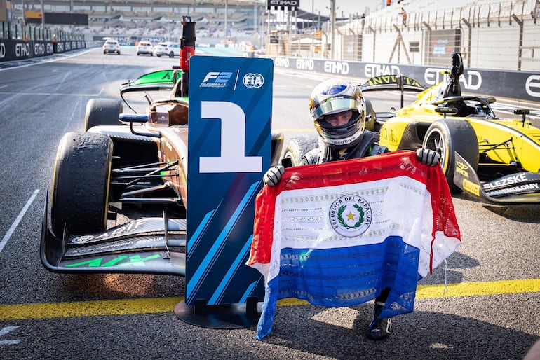 El piloto paraguayo Joshua Duerksen de AIX Racing celebra la victoria en la carrera principal de la Fórmula 2 en el Circuito de Yas Marina, en Abu Dabi, Emiratos Árabes Unidos.