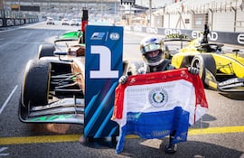 El piloto paraguayo Joshua Duerksen de AIX Racing celebra la victoria en la carrera principal de la Fórmula 2 en el Circuito de Yas Marina, en Abu Dabi, Emiratos Árabes Unidos.
