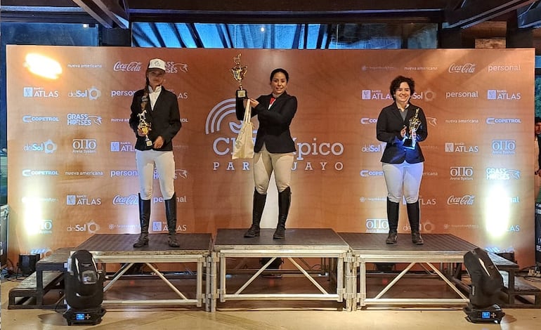 Hilda Yicel Chiuzano de la Escuela Paraguaya de Equitación se consagró campeona en Escuela 0.70 Mayores, flanqueada por Macarena Leiró que fue tercera (izquierda) y Viana González vicecampeona (derecha).
