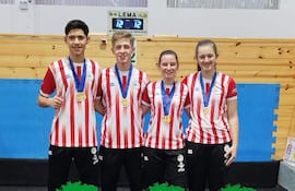 De izq. a der. Marcos Schneider, Brahian Finkler, Thalia Kreuz y Fernanda Schwingel con preseas.